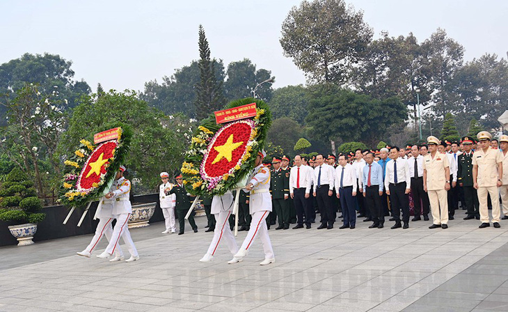 Bí thư Nguyễn Văn Nên, Bộ trưởng Nguyễn Thanh Nghị dâng hương anh hùng liệt sĩ tại TP.HCM - Ảnh 1.