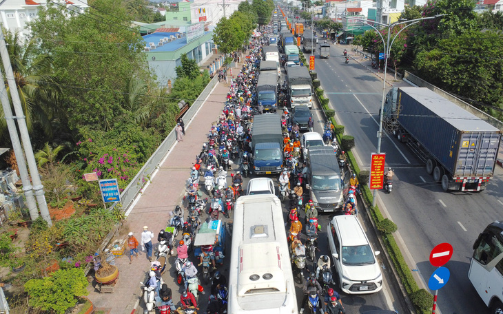 Quốc lộ 1 qua Phú Yên hai đầu Bắc - Nam ùn tắc, xe nhích từng chút một - Ảnh 6.