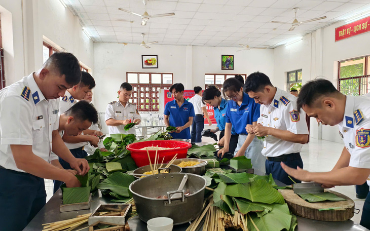 Lính xa nhà đón Tết với trò chơi bắt vịt, đẩy gậy, gói bánh chưng nhưng không quên nhiệm vụ - Ảnh 5.