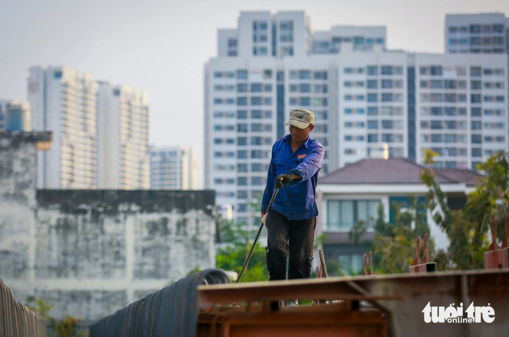 Công trường vành đai 3 qua TP Thủ Đức hối hả những ngày cận Tết - Ảnh 7.