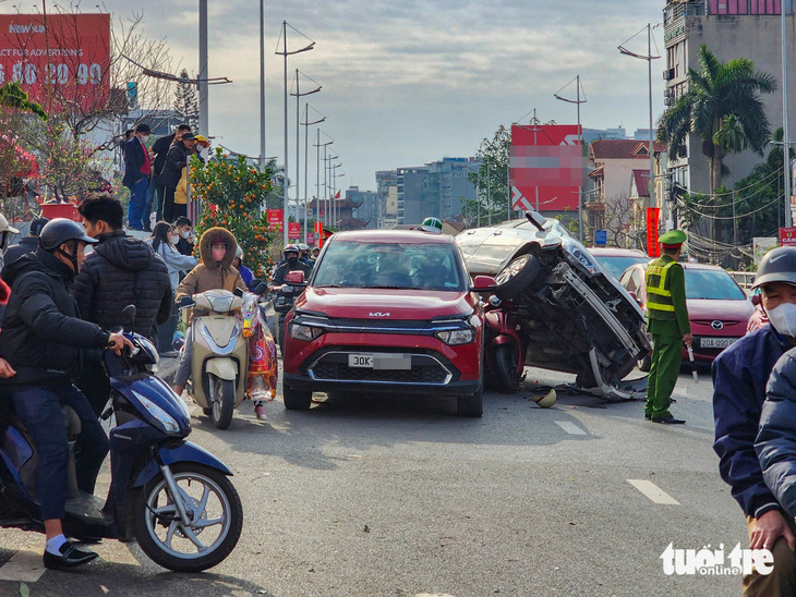 Ô tô tông liên hoàn trước cổng chợ hoa Tết ở Hà Nội, 4 người nhập viện - Ảnh 5.