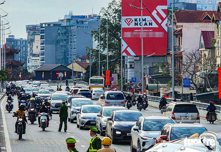 Ô tô tông liên hoàn trước cổng chợ hoa Tết ở Hà Nội, 4 người nhập viện - Ảnh 6.