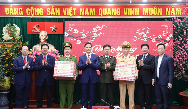 Vụ đường dây lừa đảo, giả danh công an lừa hơn 13.000 người: Bắc Ninh trao 'thưởng' nóng - Ảnh 2.