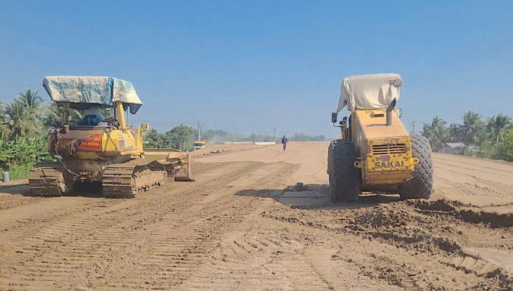 Dự trữ vật liệu để làm xuyên tết tại dự án cao tốc Cần Thơ - Hậu Giang - Cà Mau - Ảnh 1.