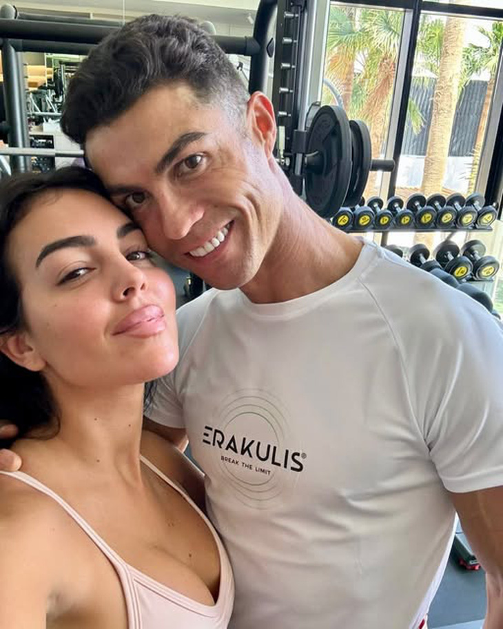 Ronaldo có hành động lãng mạn trong sinh nhật lần thứ 31 của Georgina Rodriguez - Ảnh 1.