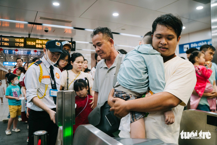 Metro nườm nượp người đi chơi Đường hoa Nguyễn Huệ - Ảnh 5.