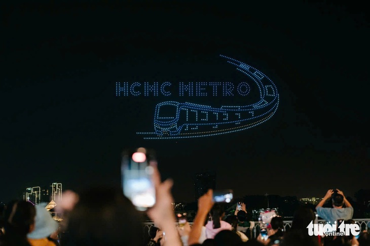 Người dân đổ về các khu vực trung tâm đón năm mới - Ảnh 1. Chúc mừng năm mới Ất Tỵ 2025! - Ảnh 18.