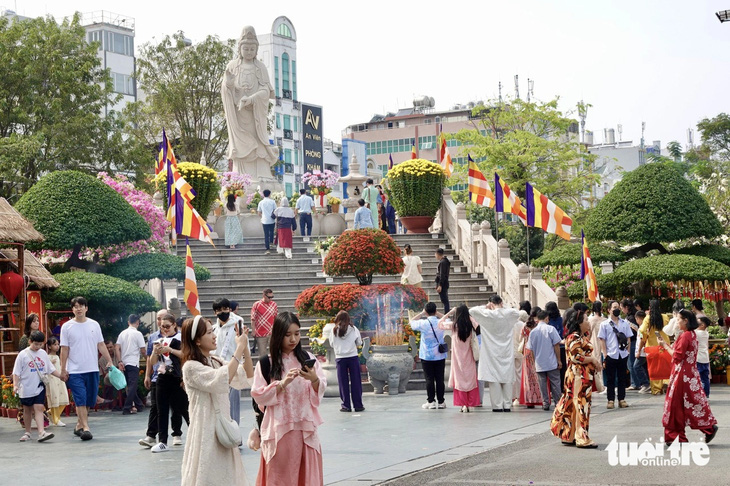 Nhiều gia đình du xuân, quán xá, siêu thị mở cửa xuyên Tết  đón khách - Ảnh 5.