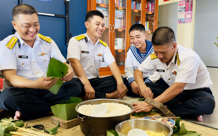 Lính xa nhà đón Tết với trò chơi bắt vịt, đẩy gậy, gói bánh chưng nhưng không quên nhiệm vụ - Ảnh 2.