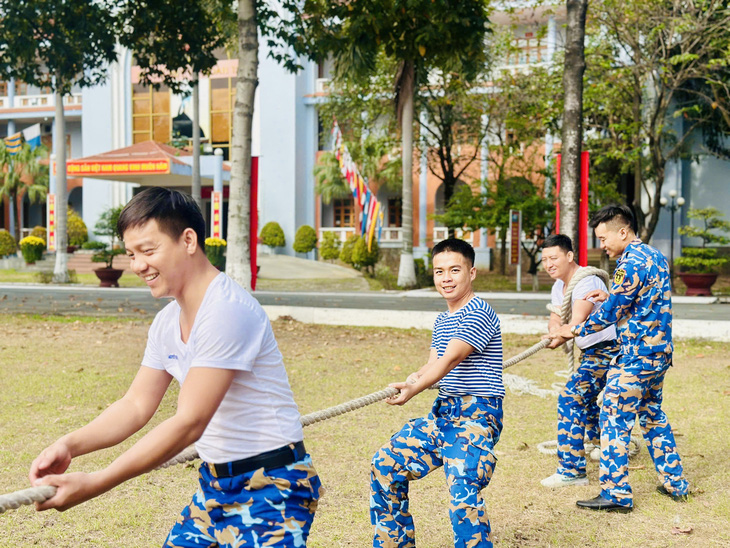 Tết xa nhà của lính hải quân: Gói bánh chưng trên nhà giàn - Ảnh 4.