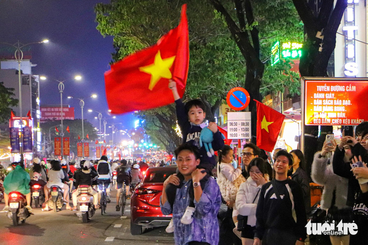 Hàng ngàn người dân Đà Nẵng “đi bão” không quên dừng đèn đỏ - Ảnh 7.