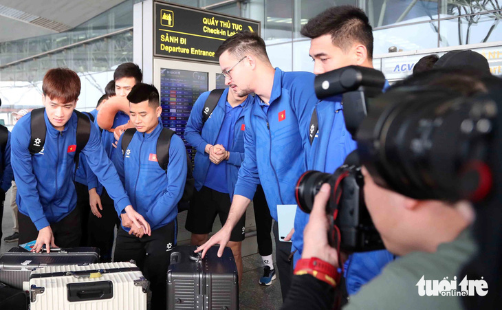 Xuan Son is most sought after at the airport when recruiting Vietnam to Thailand - Photo 4.