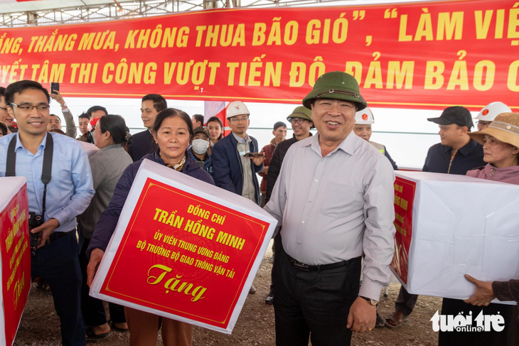 Làm ngày làm đêm để thông tuyến cao tốc từ Hà Tĩnh vào Quảng Trị dài 259km dịp 30-4 - Ảnh 4.