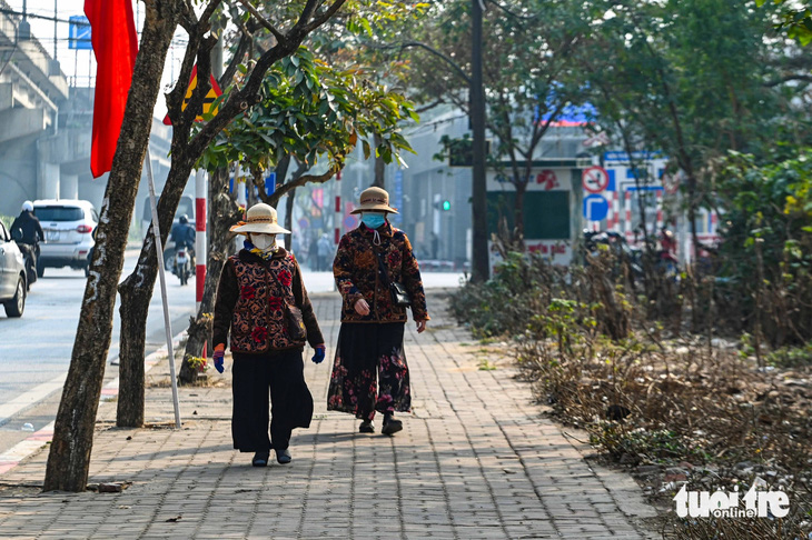 Ngạc nhiên chưa: Người Hà Nội du xuân đông đảo nhưng chấp hành nghiêm quy tắc giao thông - Ảnh 9.