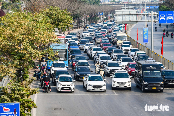 Ngạc nhiên chưa: Người Hà Nội du xuân đông đảo nhưng chấp hành nghiêm quy tắc giao thông - Ảnh 2.