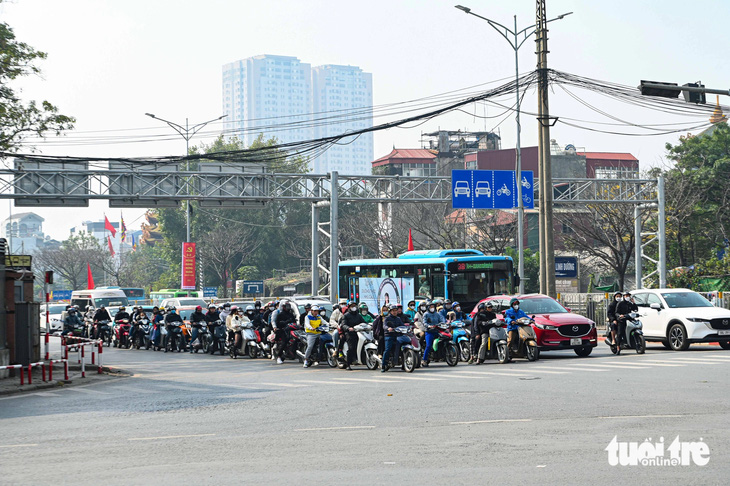 Ngạc nhiên chưa: Người Hà Nội du xuân đông đảo nhưng chấp hành nghiêm quy tắc giao thông - Ảnh 4.