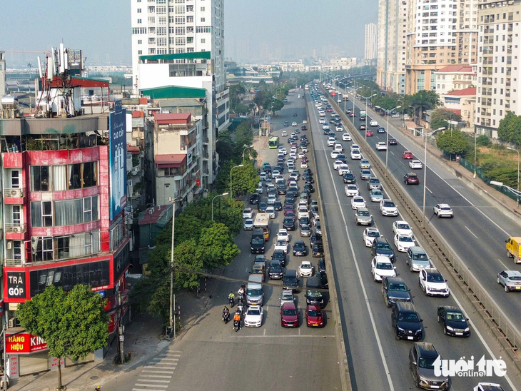 Ngạc nhiên chưa: Người Hà Nội du xuân đông đảo nhưng chấp hành nghiêm quy tắc giao thông - Ảnh 6.