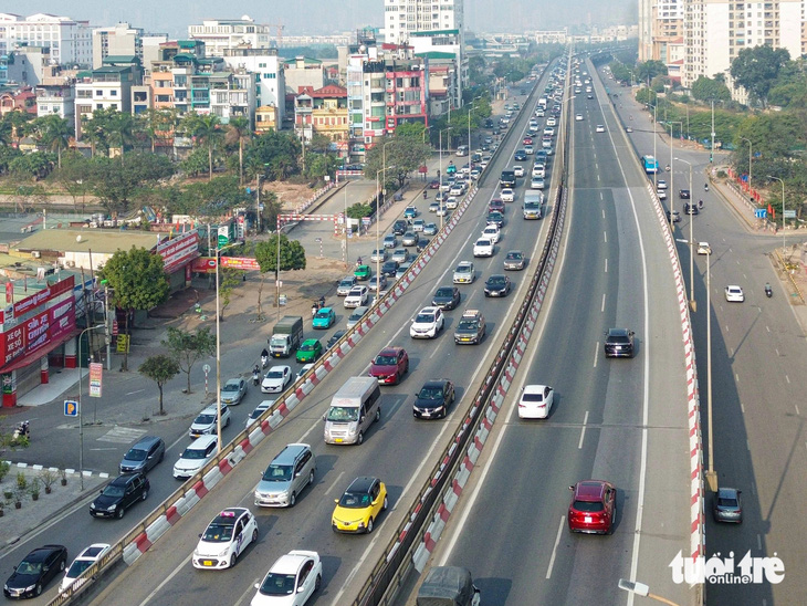 Ngạc nhiên chưa: Người Hà Nội du xuân đông đảo nhưng chấp hành nghiêm quy tắc giao thông - Ảnh 8.