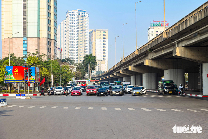 Ngạc nhiên chưa: Người Hà Nội du xuân đông đảo nhưng chấp hành nghiêm quy tắc giao thông - Ảnh 7.