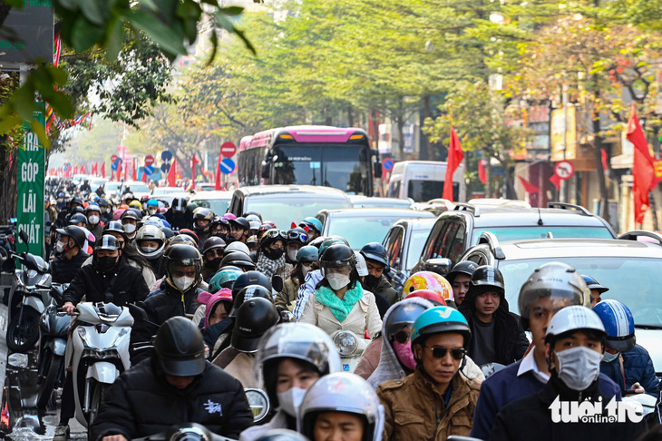 Ngạc nhiên chưa: Người Hà Nội du xuân đông đảo nhưng chấp hành nghiêm quy tắc giao thông - Ảnh 11.