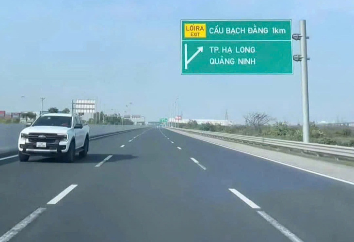 Nữ tài xế phóng ngược chiều đường cao tốc ở làn 120km/h - Ảnh 1.