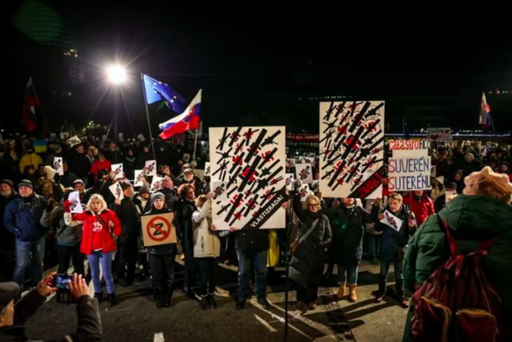 Hàng ngàn người biểu tình ở Slovakia, đòi Thủ tướng Fico 'hãy tới Nga cho đất nước bình yên' - Ảnh 1.