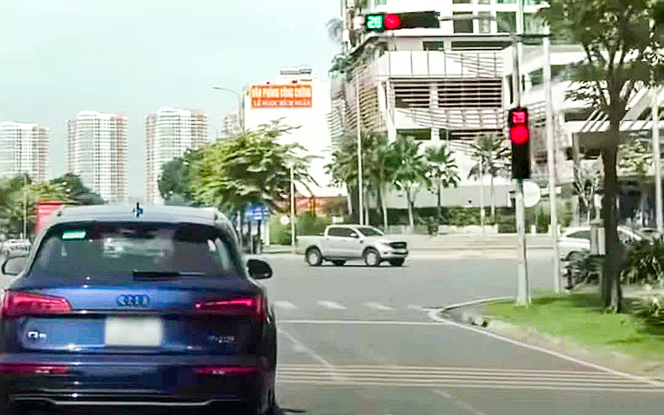 Vụ clip 'xe Audi chạy đến thì đèn tín hiệu loạn xạ': Cơ quan chuyên môn nói gì? - Ảnh 1.