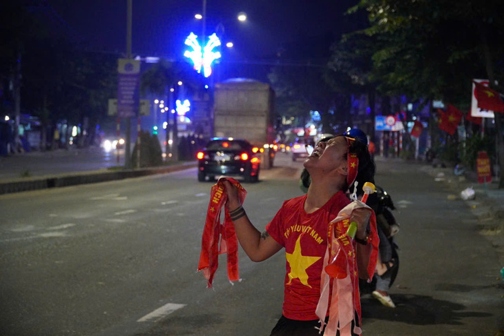 Cổ động viên cả nước 'đi bão' mừng Việt Nam vô địch ASEAN Cup 2024 - Ảnh 59.