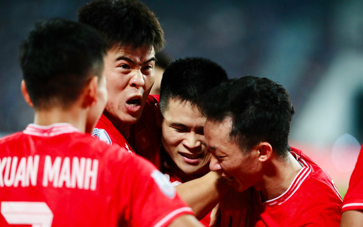 Cổ động viên cả nước 'đi bão' mừng Việt Nam vô địch ASEAN Cup 2024 - Ảnh 10.