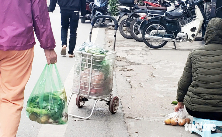 Kinh hoàng rác nhựa ngập tràn - Kỳ 2: Rác nhựa ngập chợ, bay khắp nơi - Ảnh 1.