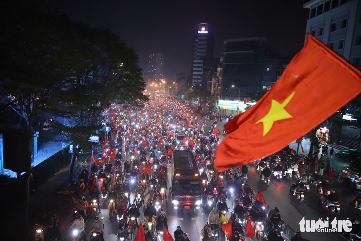 Cổ động viên cả nước 'đi bão' mừng Việt Nam vô địch ASEAN Cup 2024 - Ảnh 13.