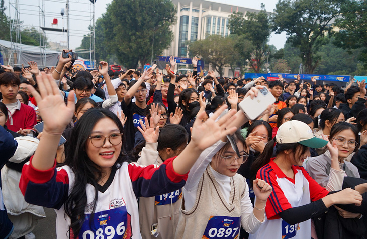 Sinh viên chạy bộ khởi động Ngày hội Học sinh sinh viên toàn quốc - Ảnh 1.