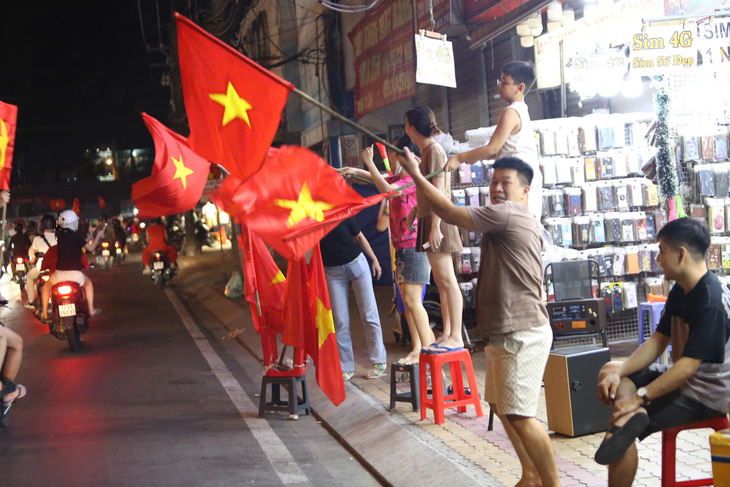 Cổ động viên cả nước 'đi bão' mừng Việt Nam vô địch ASEAN Cup 2024 - Ảnh 41.