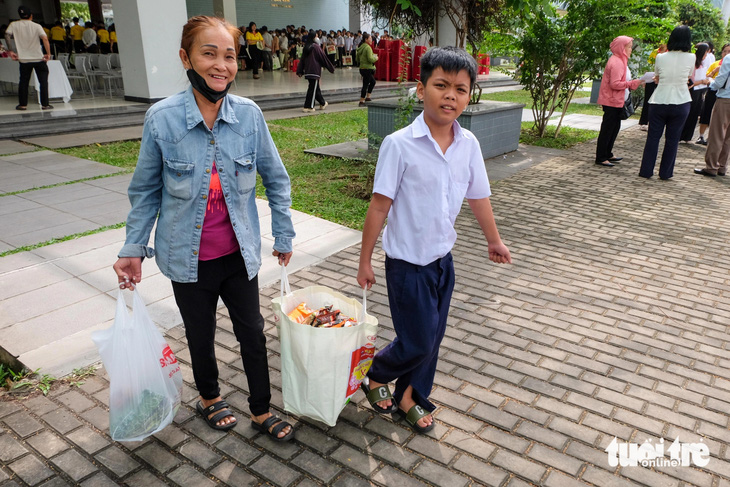 400 người khó khăn ở Phú Nhuận, Bình Thạnh, Gò Vấp nhận quà Tết tại Học viện Cán bộ TP.HCM - Ảnh 1.