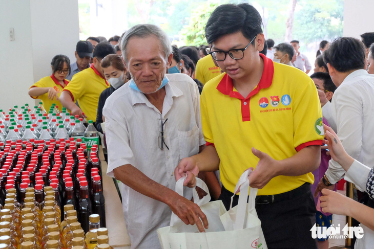 400 người khó khăn ở Phú Nhuận, Bình Thạnh, Gò Vấp nhận quà Tết tại Học viện Cán bộ TP.HCM - Ảnh 2.