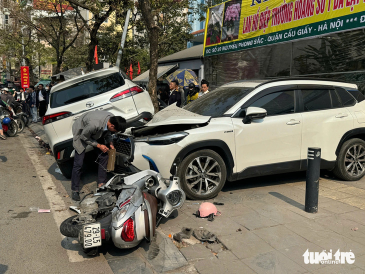 Ô tô tông liên hoàn, hất văng hai cô gái trên đường Nguyễn Phong Sắc - Ảnh 2.