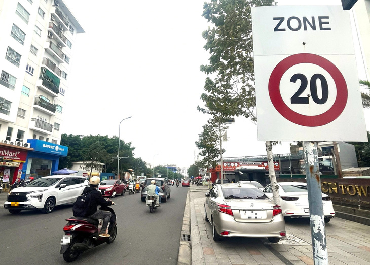 Lạ lùng 2 biển báo tốc độ tối đa 20km/h trên đường đô thị ở Nha Trang, không biết ai cắm - Ảnh 2.