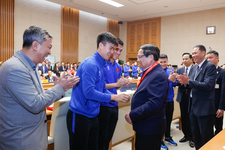 Thủ tướng gặp mặt đội tuyển bóng đá, trao tặng Huân chương Lao động cho các cầu thủ - Ảnh 1.