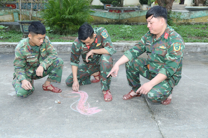 Bộ đội đặc công 'nặn' rắn hổ mang khổng lồ - Ảnh 4.