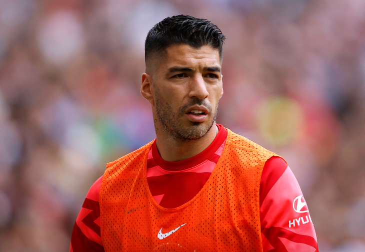 Luis Suarez hỗ trợ giải cứu người đàn ông định treo cổ tự tử - Ảnh 1.