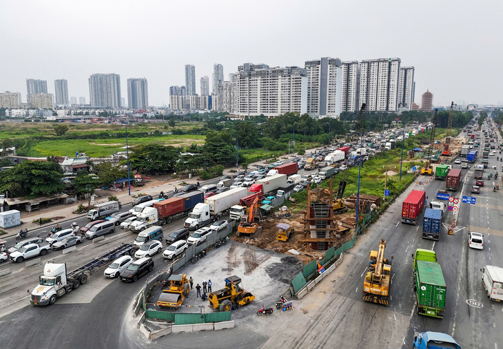 Vào mùa 'lô cốt' cuối năm tại TP.HCM: Sẽ giám sát chặt việc thi công các công trình - Ảnh 1.