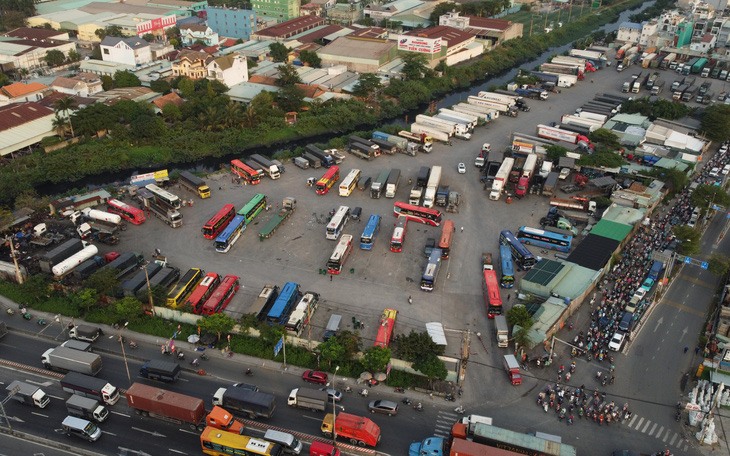 'Xe dù, bến cóc' hoạt động trên quốc lộ 1 tại TP.HCM, CSGT và công an địa phương sẽ xử lý dứt điểm - Ảnh 5.