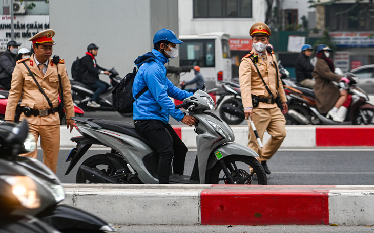 Đang nhịp đèn đỏ nhưng cảnh sát giao thông cho xe đi, tài xế có bị phạt nguội? - Ảnh 2.