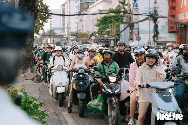 Kẹt xe, nhiều người ở TP.HCM vẫn kiên nhẫn bật xi nhan, chừa lối đợi rẽ phải - Ảnh 5.