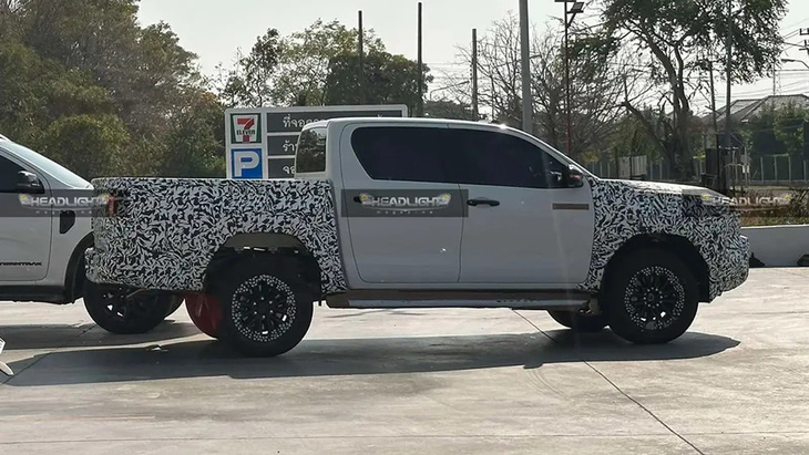 Toyota Hilux đời mới lộ mặt tại Thái Lan - Ảnh 7.