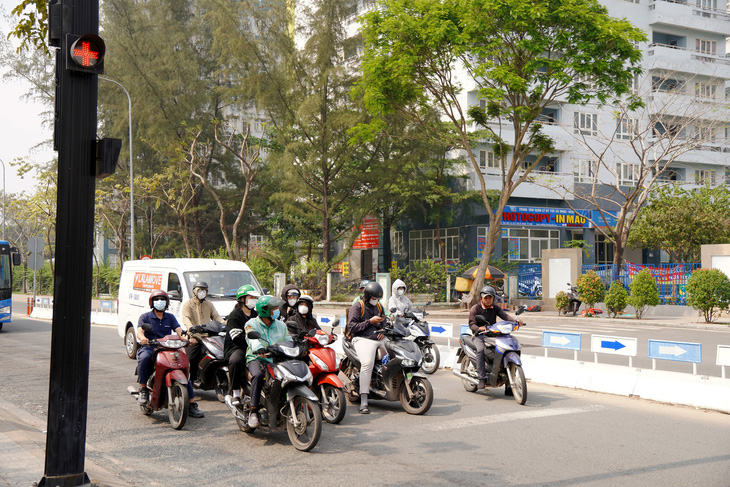 Bạn trẻ đã 'rén' phạt giao thông - Ảnh 1.