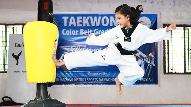 Cô bé Ấn Độ 7 tuổi trở thành HLV taekwondo trẻ nhất thế giới - Ảnh 1.