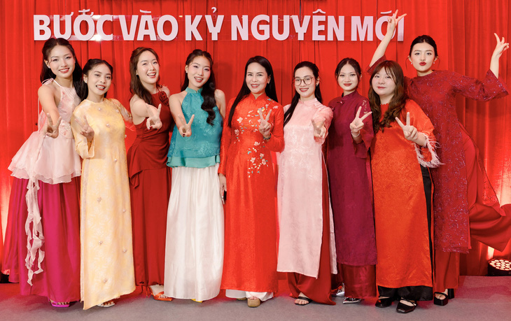 ekip-san-xuat-chuong-trinh-hau-het-la-nhung-nguoi-tre-voi-nguon-nang-luong-tuoi-moi-hua-hen-mang-den-lan-gio-moi-tren-song-htv-17364079523872267125.jpg