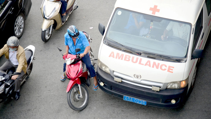 'Không nhường đường cho xe cấp cứu vì sợ mất 20 triệu', dân mạng chỉ ra: 'Xứng đáng bị tước bằng' - Ảnh 3.