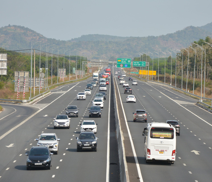 Người dân quay lại TP.HCM sau kỳ nghỉ Tết, cao tốc TP.HCM - Long Thành - Dầu Giây ùn ứ - Ảnh 6.